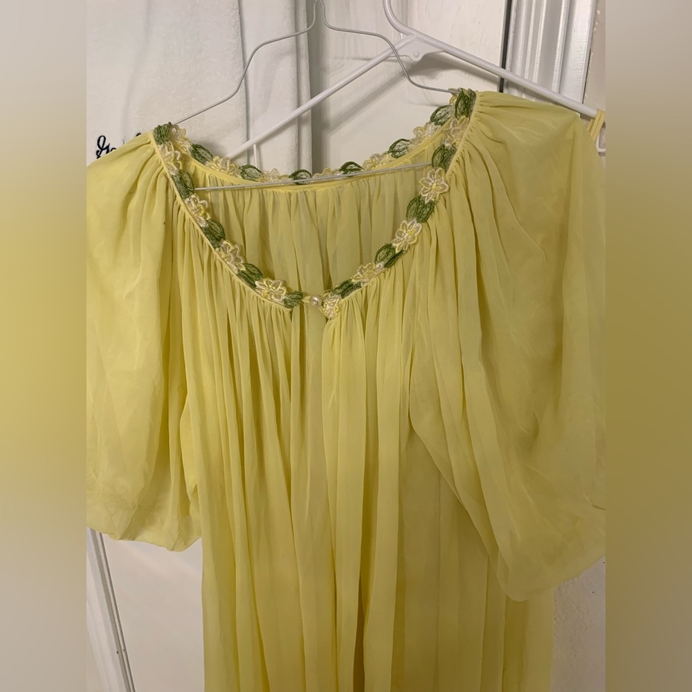 Vintage Yellow Sheer Chiffon PreOwned Nightgown & Robe Size Small 1970s L50”